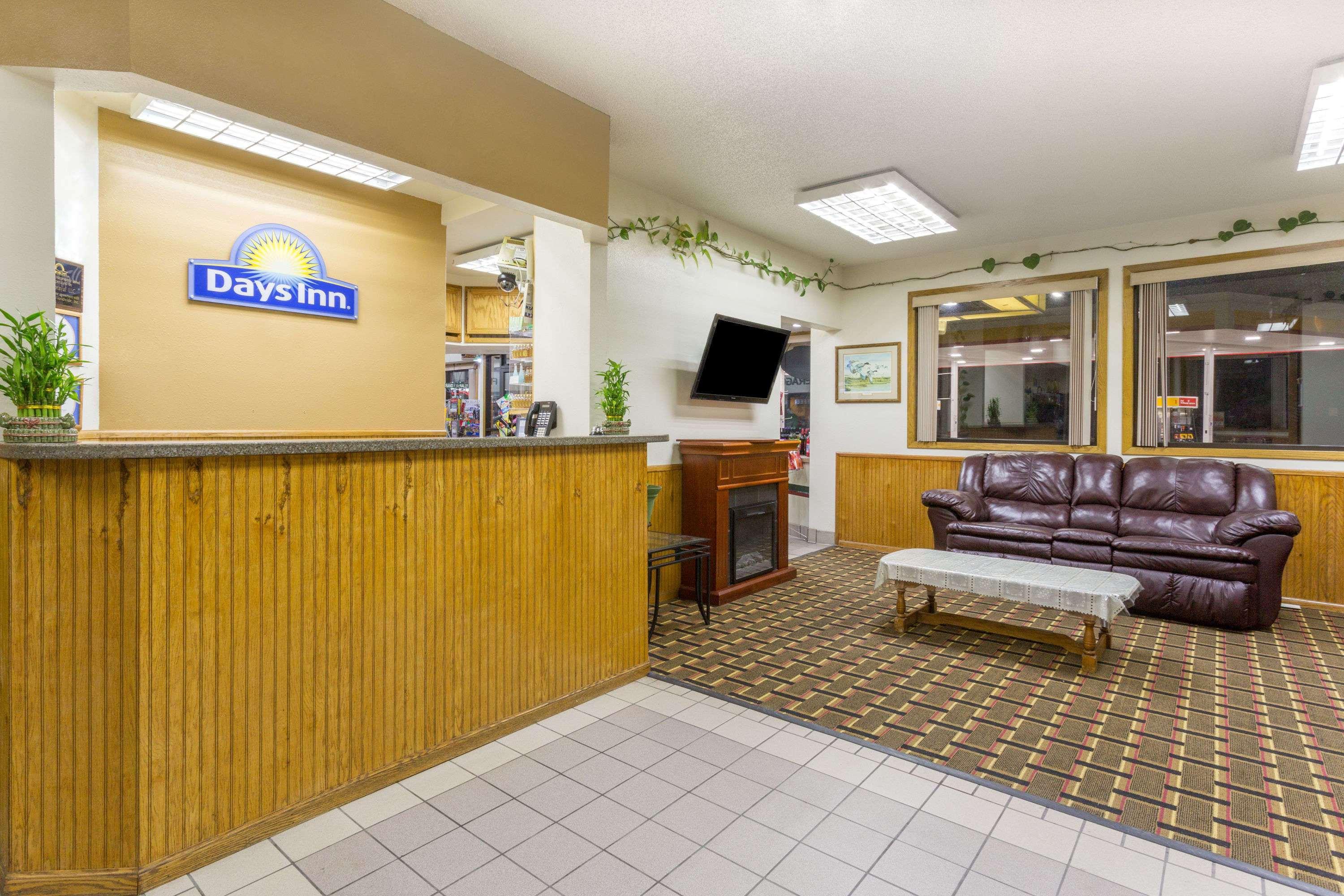 Days Inn By Wyndham Paxton Екстериор снимка